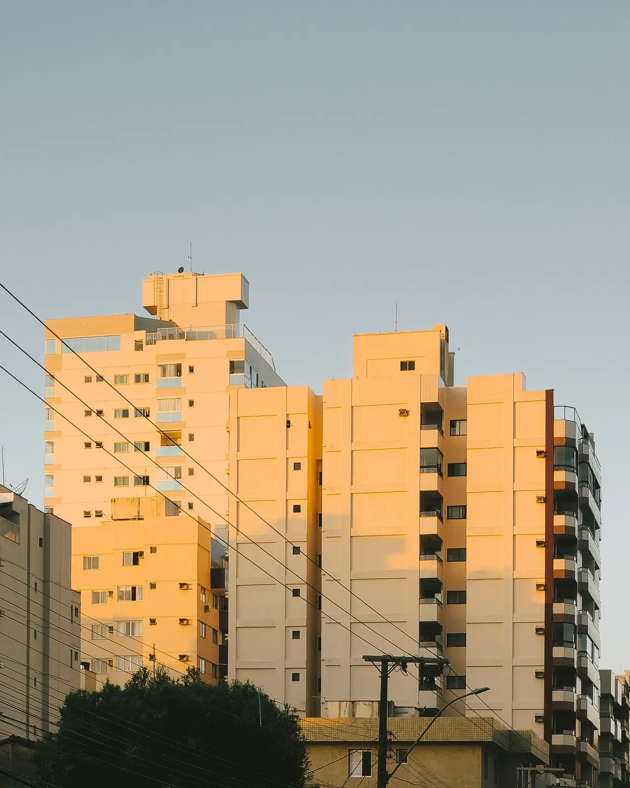 Prédios residenciais em Guarapari ao fim da tarde