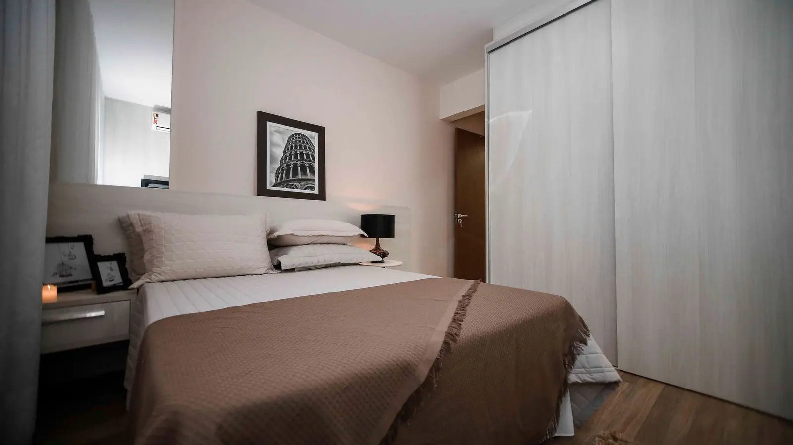 Quarto de casal com roupa de cama em tons de marrom