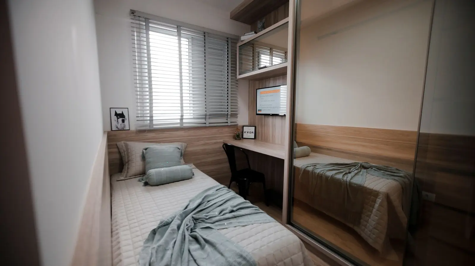 Segundo quarto com cama de solteiro e escrivaninha