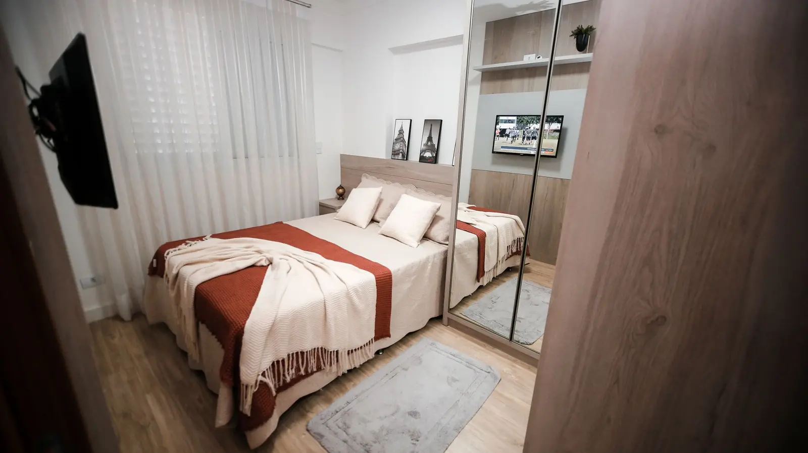 Quarto de casal com armário espelhado