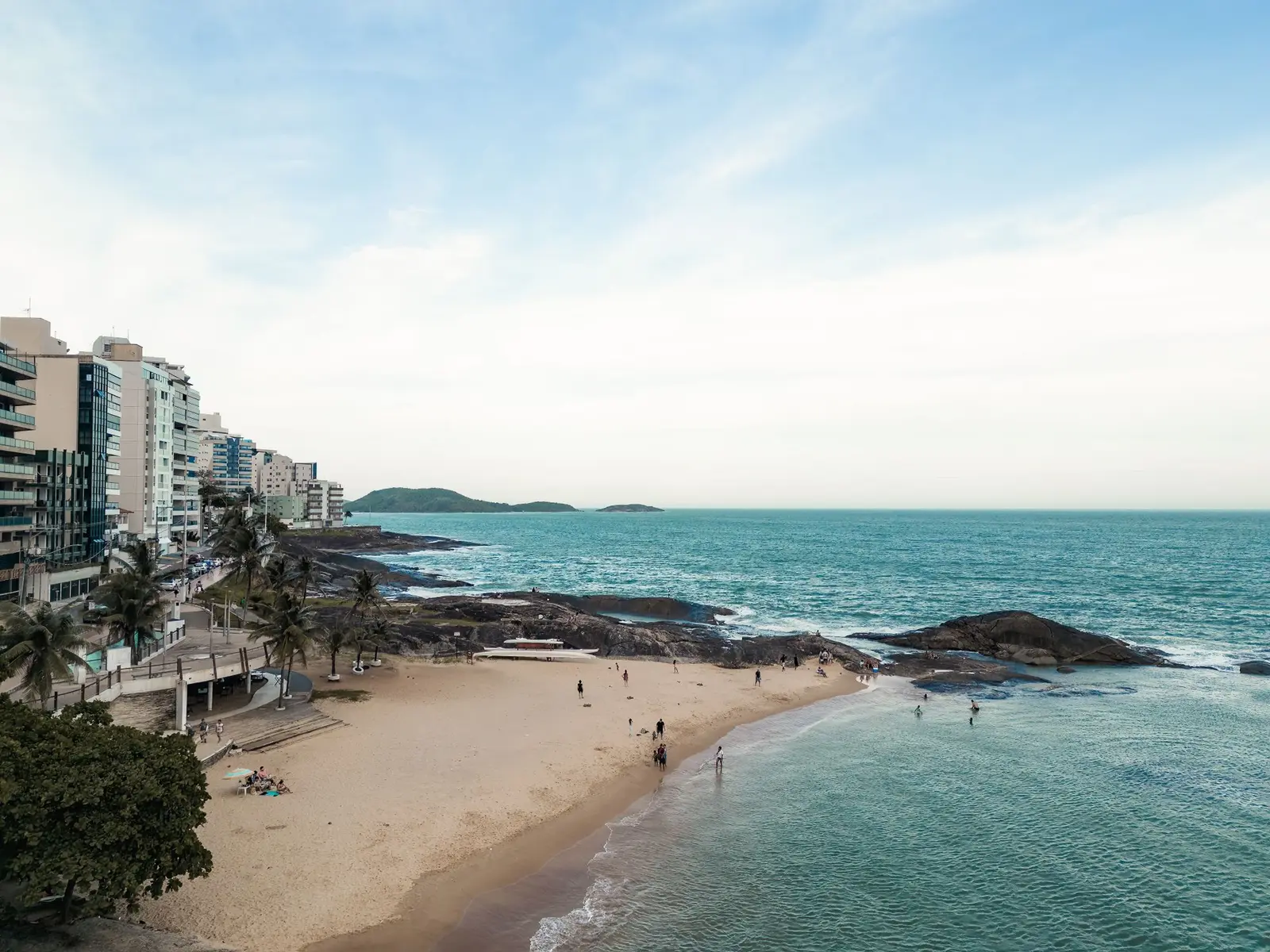 Praia de Guarapari vista do alto, com prédios e águas claras