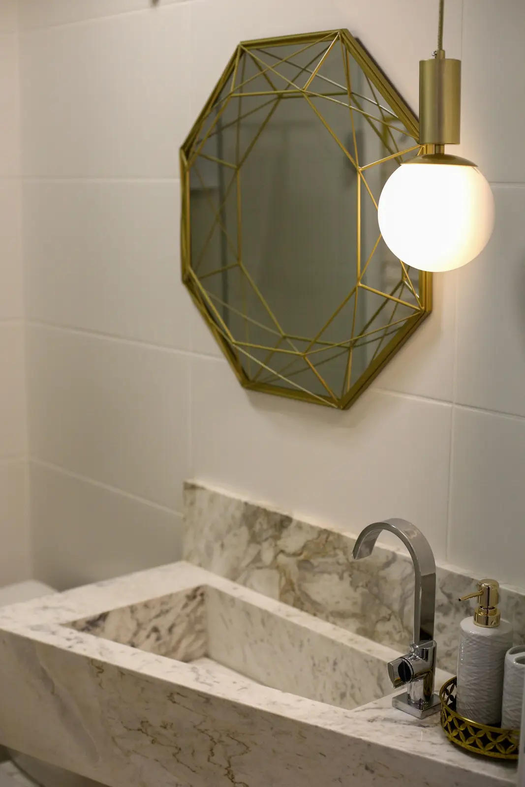 Lavabo com espelho dourado e bancada de mármore