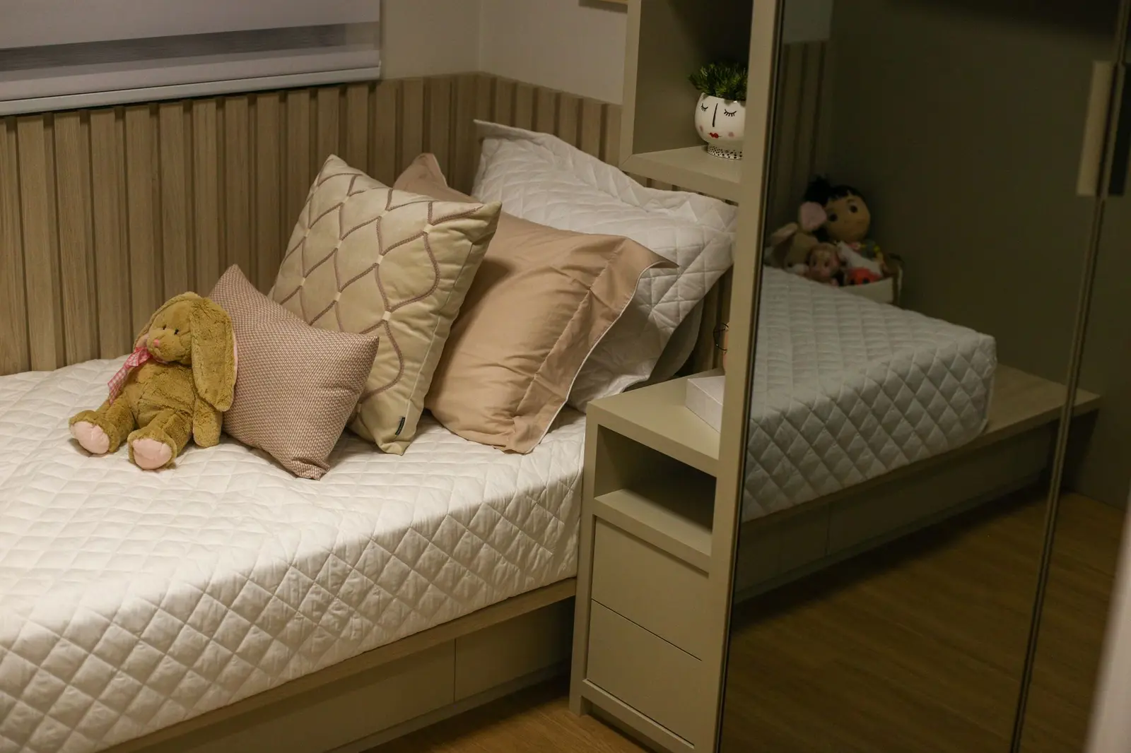 Quarto infantil com cama de solteiro e almofadas