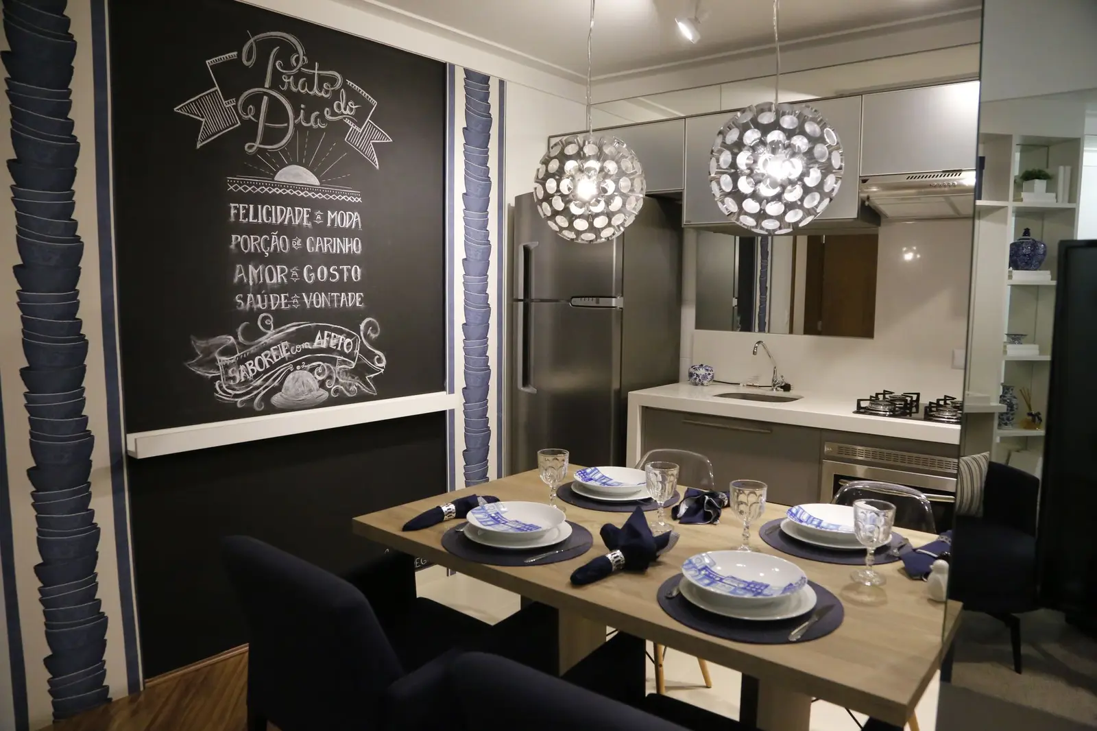 Cozinha com mesa posta para quatro e parede de lousa