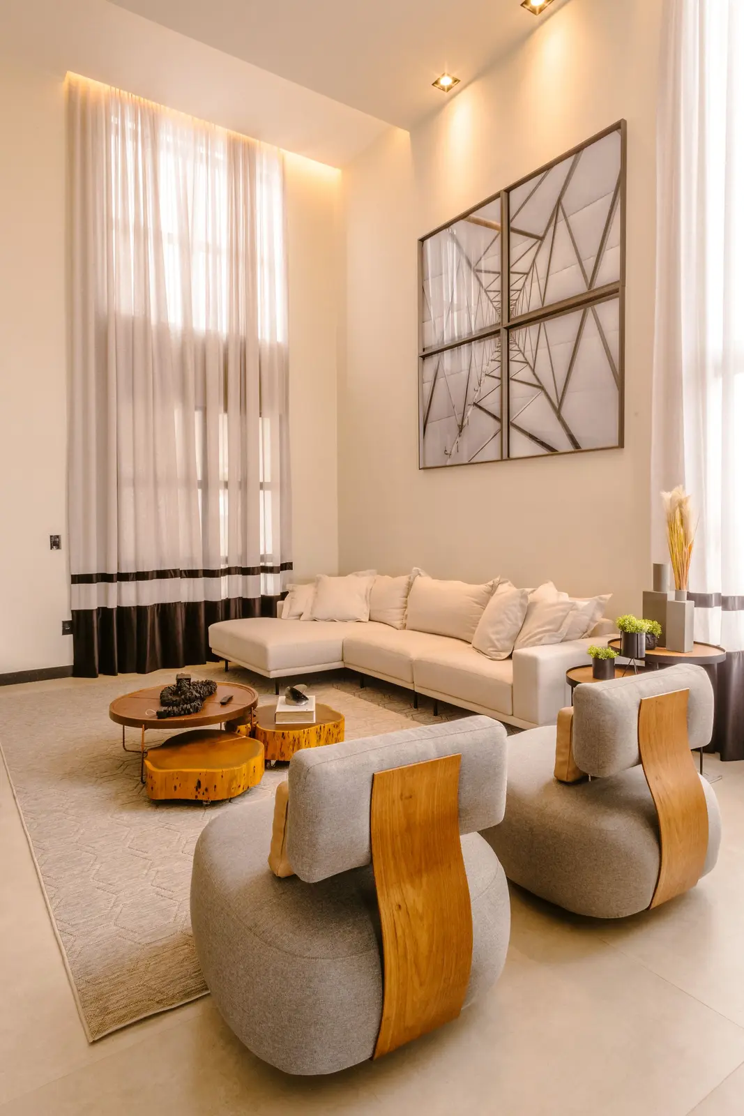 Sala com pé-direito alto e sofá em L