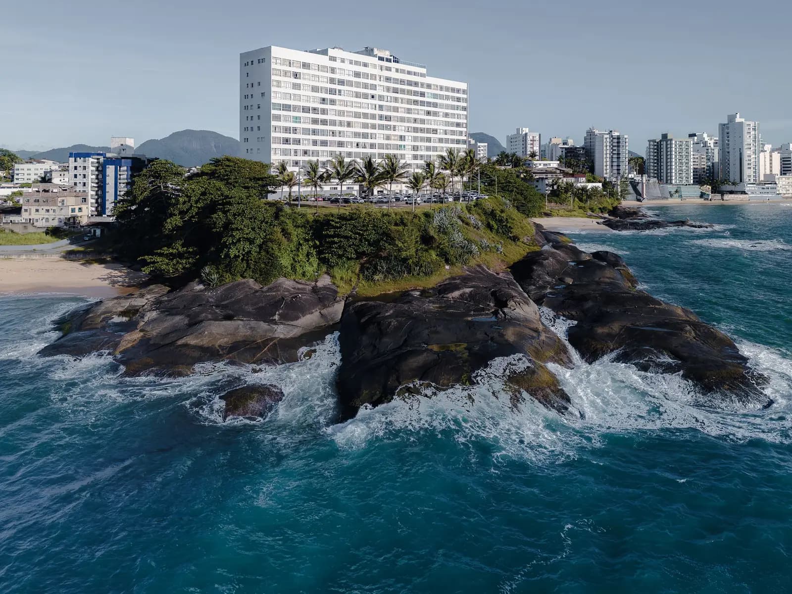 Costa de Guarapari vista do alto, com prédios e costões