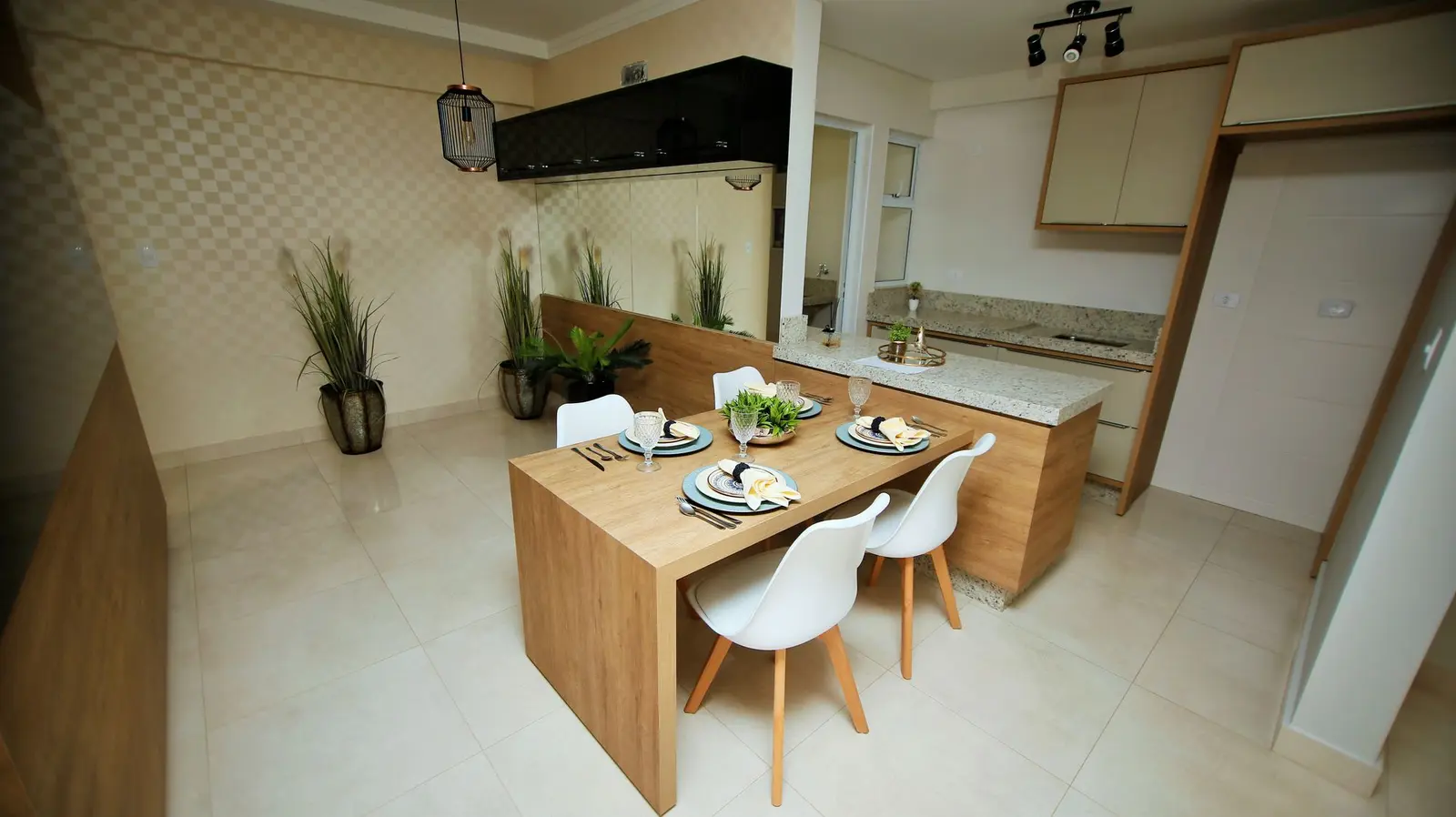 Cozinha integrada com mesa de madeira e cadeiras brancas