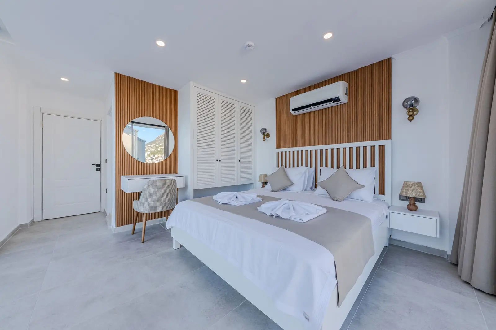 Quarto claro com cama de casal, ar-condicionado e penteadeira
