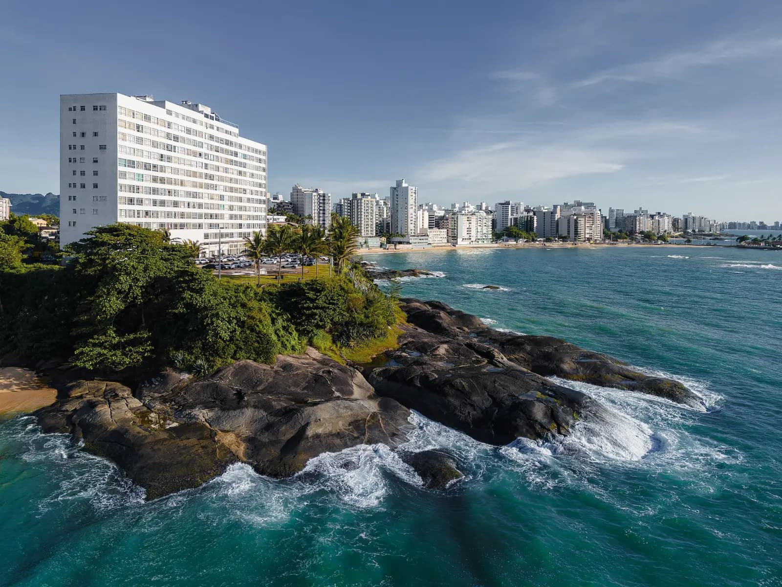 Costa de Guarapari vista do alto, com hotéis e costões de pedra