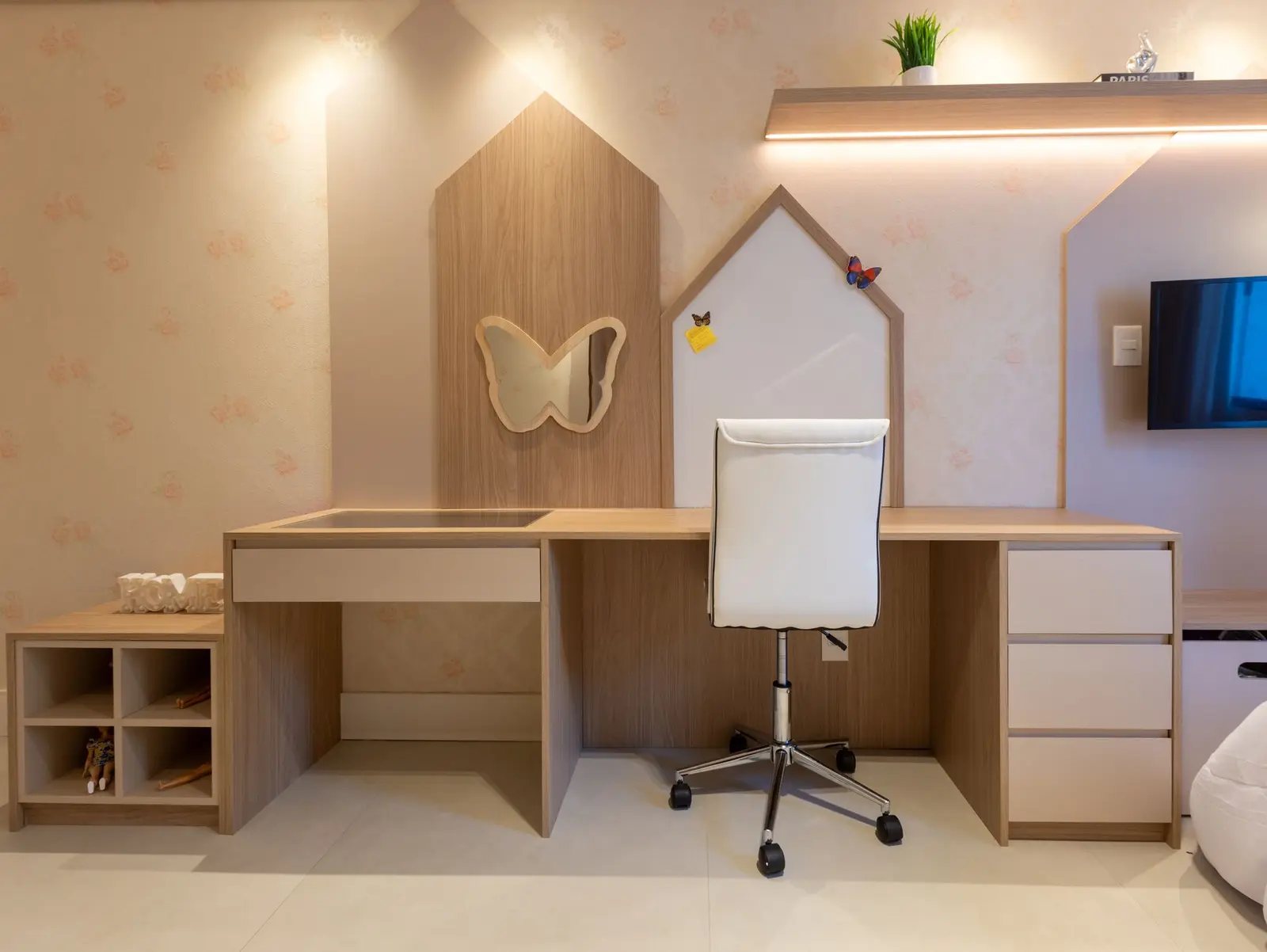 Quarto com escrivaninha, cadeira de escritório e painel de madeira