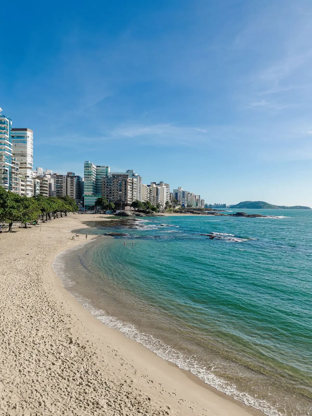 Praia de Guarapari com os prédios da orla e o mar azul