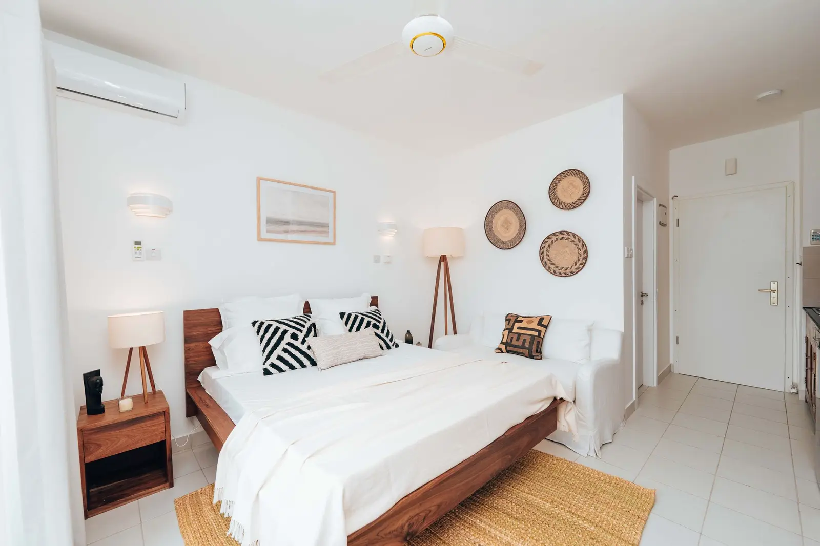 Quarto claro com cama de casal e ar-condicionado