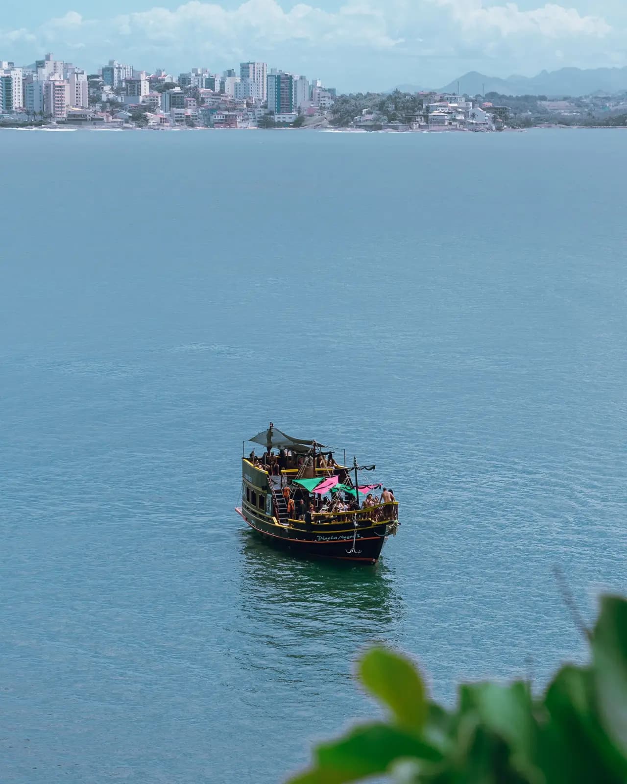 Escuna de passeio no mar de Guarapari