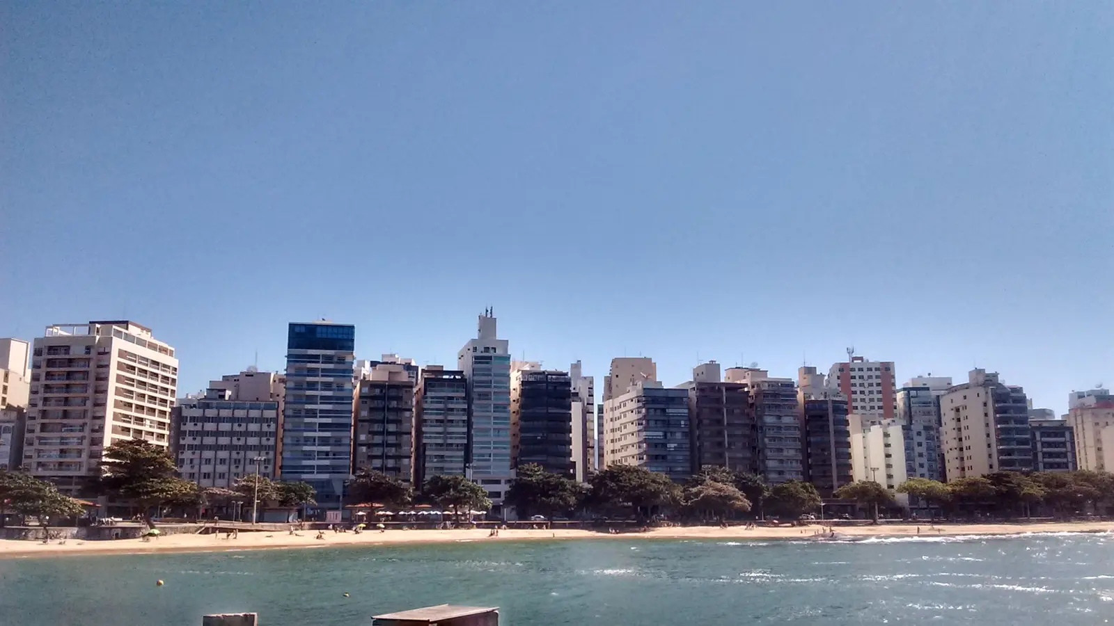 Praia das Castanheiras e os prédios do Centro de Guarapari