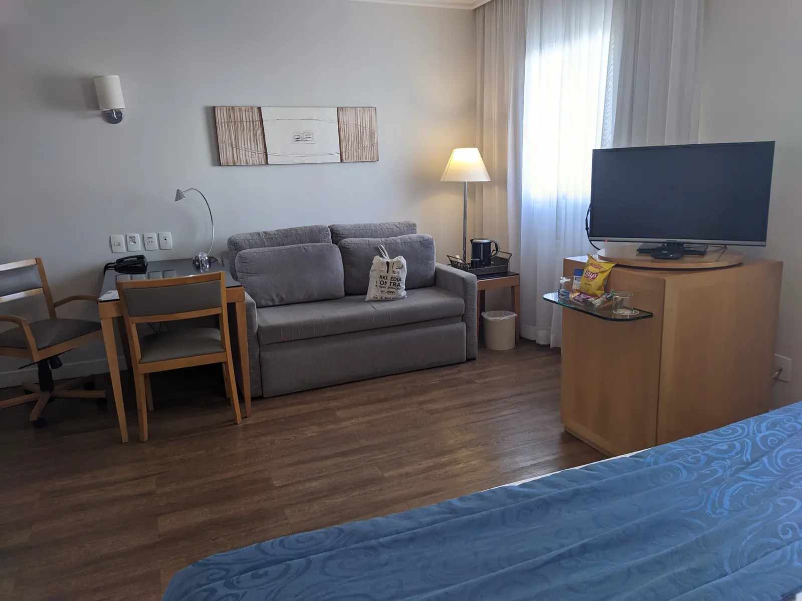 Flat com sofá, mesa de trabalho, TV e cama